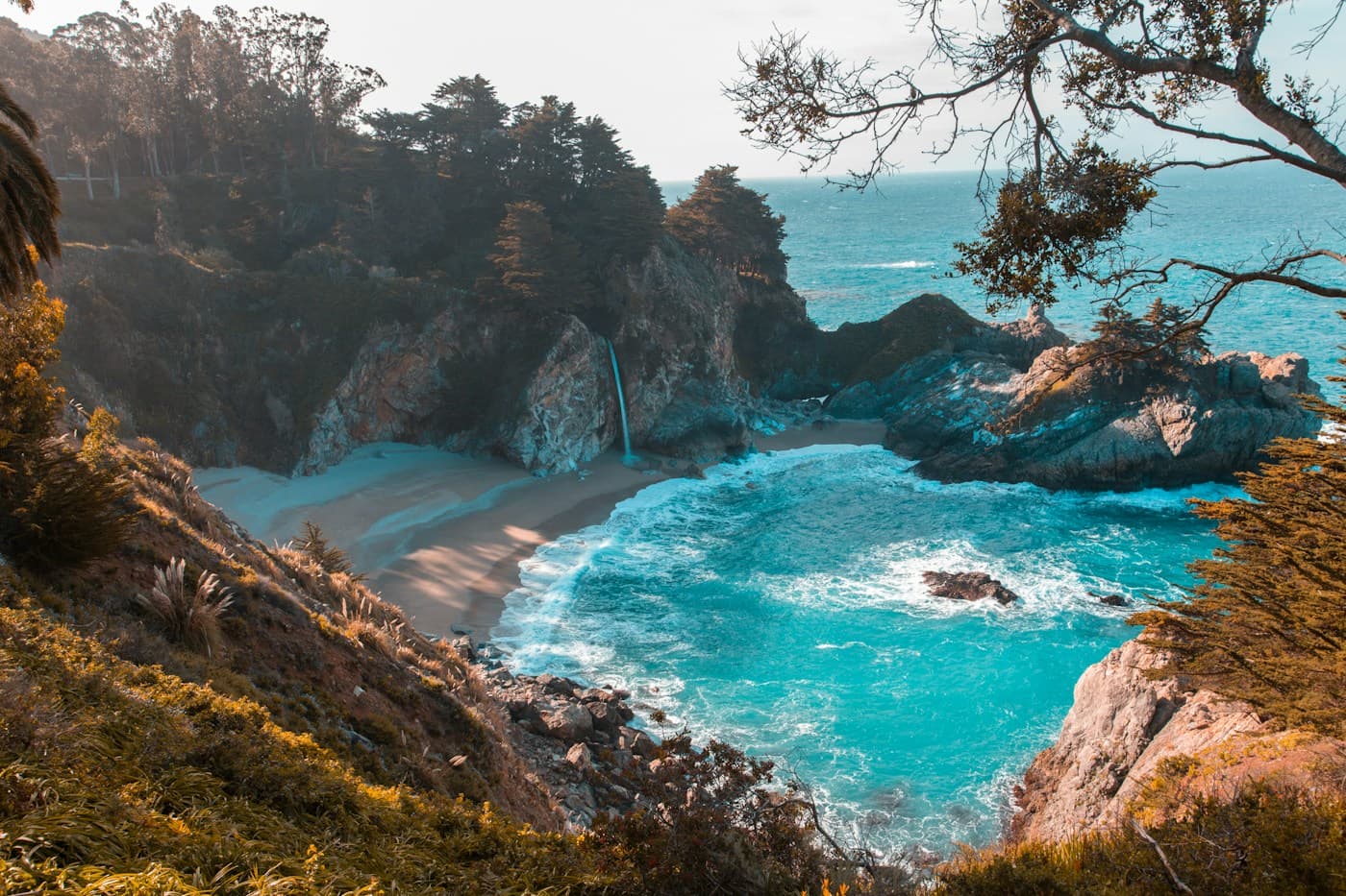 Une crique et son eau turquoise — photographie d’ambiance