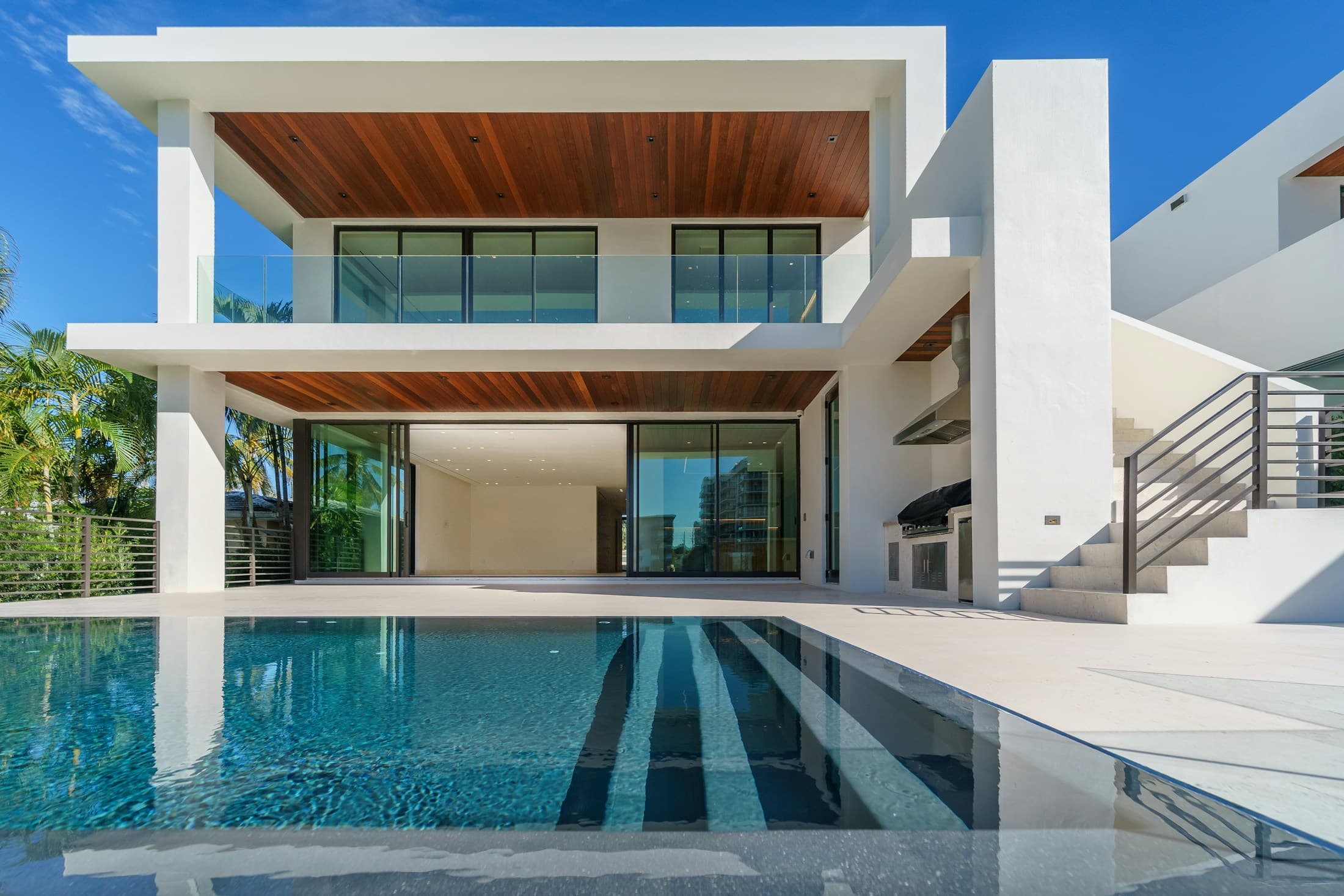 Maison lumineuse, terrasse et piscine sous le soleil — photographie d’illustration